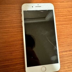 iPhone 7 Plus 128GB Silver (CRACKED SCREEN!)